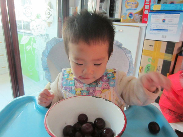 'Mách tội' bé con 3 tuổi chỉ ăn đồ sang xịn, mặc quần áo hàng hiệu, mẹ trẻ bị nhận đủ gạch đá