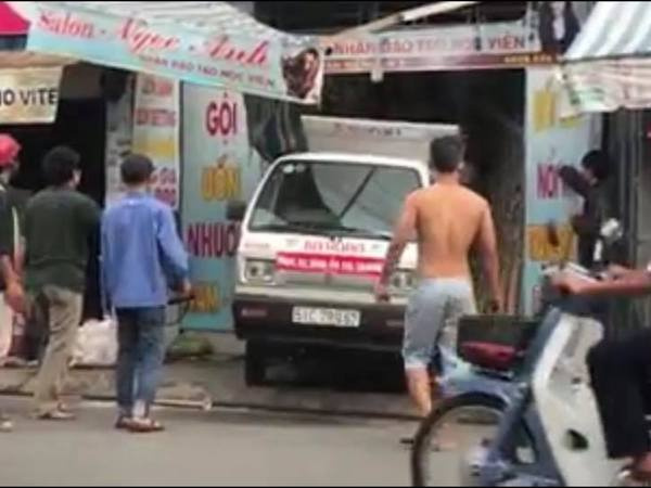 'Người hùng' lái xe tải tông sập cửa căn nhà rực lửa nói gì?