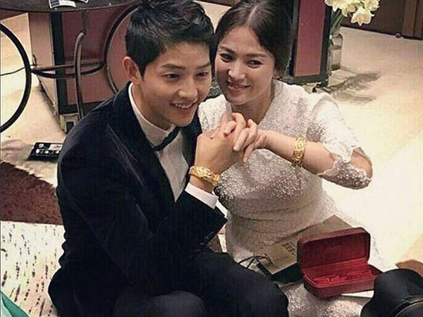 Song Joong Ki - Song Hye Kyo đều đeo sai bộ vòng vàng long phụng do đạo diễn Vương Gia Vệ tặng