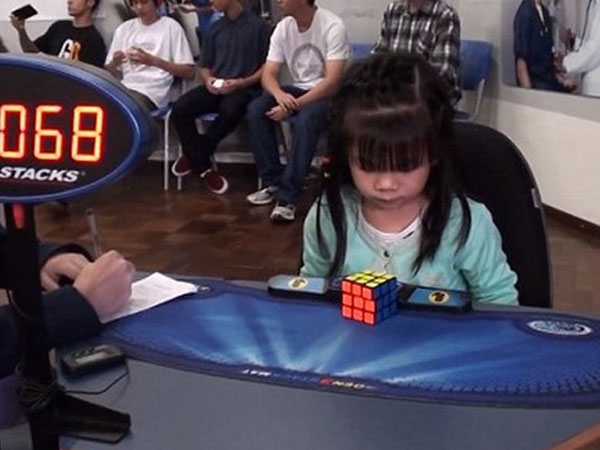 Thán phục bé gái 3 tuổi giải khối rubik trong... 47 giây