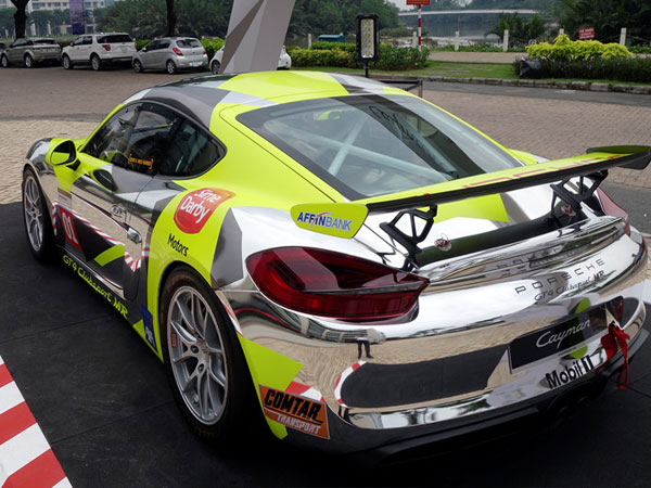 Xe đua lạ mắt Porsche Cayman GT4 ở Sài Gòn