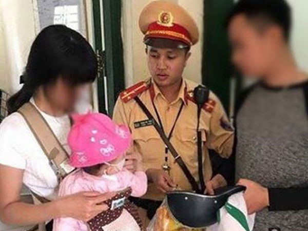 Cảnh sát giao thông thuyết phục thiếu phụ định nhảy cầu Chương Dương