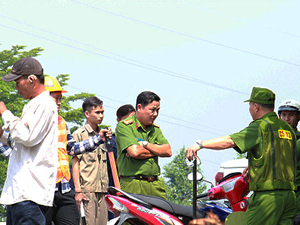 Cảnh sát vây bắt đối tượng cầm dao cố thủ trong nhà dân