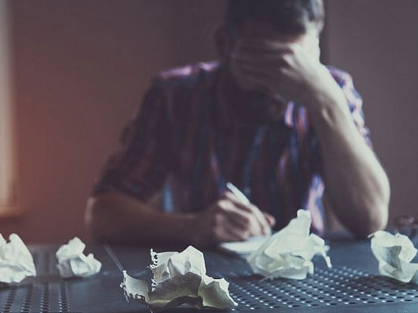 Chàng trai bị quan tòa bắt... chép phạt vì làm phiền bạn gái cũ