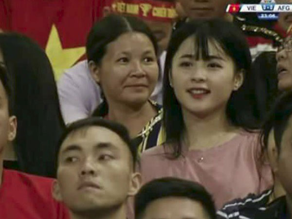 Cộng đồng mạng săn lùng cô cổ động viên xinh đẹp trong trận bóng Việt Nam - Afghanistan