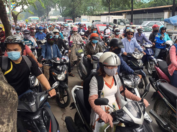 Người SG như 'hóa điên' vì kẹt xe tại công trình cầu vượt trước giờ G