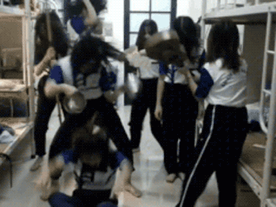 Nữ sinh ĐH Quốc gia Hà Nội quẩy tưng bừng khi qua môn giữa kỳ Thể dục