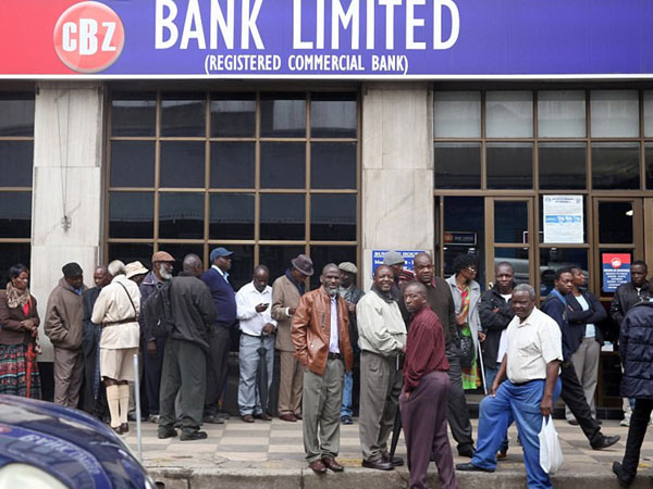 Thủ đô Zimbabwe bị phong tỏa, người dân lũ lượt đi rút tiền