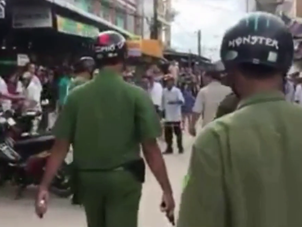 Video: Cảnh sát nổ súng bắt người cầm dao ngăn thi công chợ