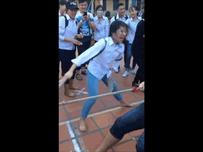 Video: Cô bạn cầm dép cổ vũ thi kéo co cuồng nhiệt thực sự!