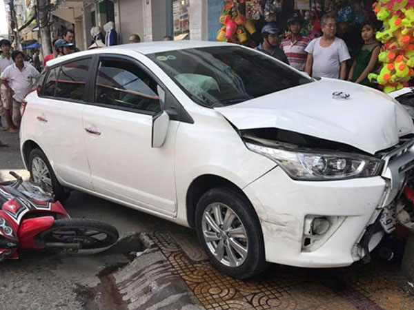 Vụ thượng úy lái Toyota tông 7 xe máy: Chủ phương tiện đòi đền ôtô mới