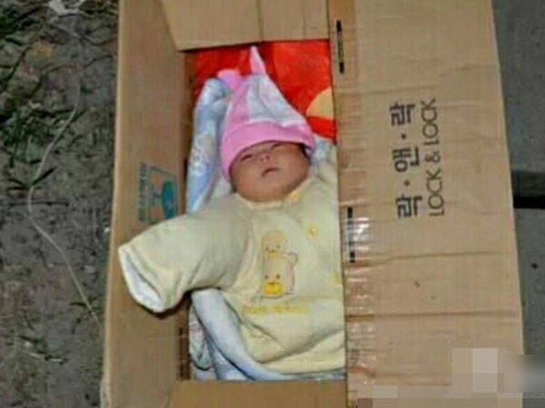 Bé trai sơ sinh còn nguyên dây rốn bị bỏ rơi trong hẻm