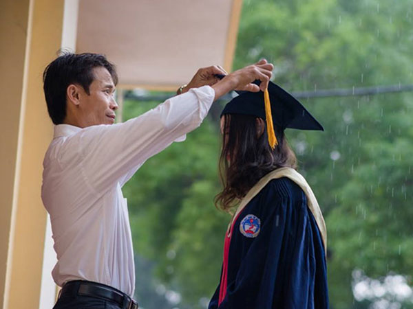 Cha nghèo bắt xe từ 4h sáng lên thành phố chụp kỷ yếu với con gái