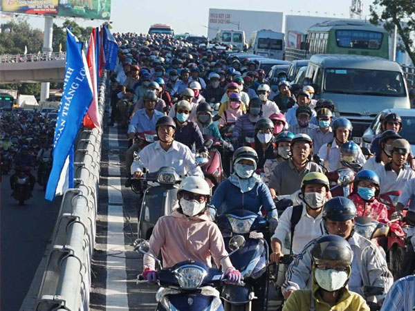 Giao thông tê liệt ngày nhánh cầu ‘giải cứu’ kẹt Tân Sơn Nhất thông xe