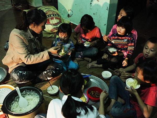 Một ngày tất bật của cặp vợ chồng 12 năm đẻ 8 đứa con