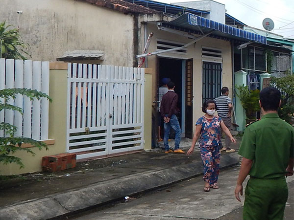 Quảng Nam: Thấy mùi hôi thối bốc ra từ căn phòng trọ, người dân phá cửa thì tá hỏa phát hiện thi thể phân hủy nặng