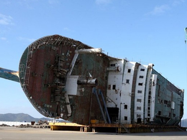 Sau 4 năm ròng rã, 5 gia đình nạn nhân cuối cùng trong vụ chìm phà Sewol đồng ý dừng công việc tìm kiếm