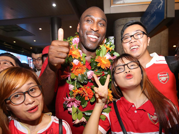 Sol Campbell trong vòng vây người hâm mộ Việt