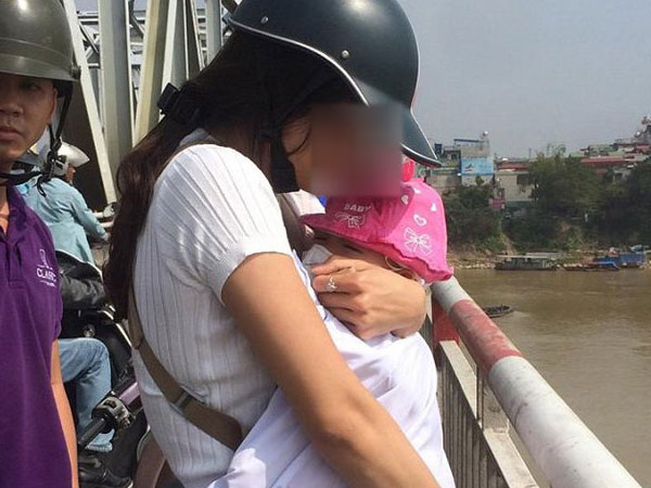 'Thấy người mẹ ôm con định tự tử, tôi nhờ người đi đường can ngăn nhưng họ không dừng lại'