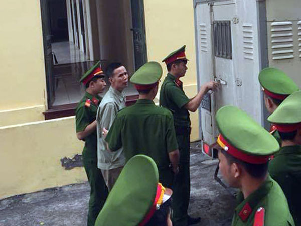 Thiếu nữ sinh con ngoài ý muốn vì bị bác họ 'hại đời'