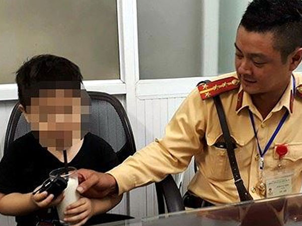 Bé trai 4 tuổi bị lạc mẹ giữa phố đông người ở Hà Nội