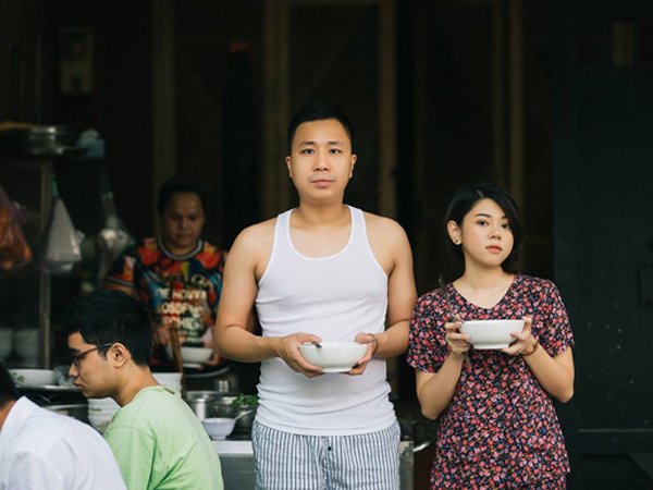 Chẳng ai như cặp đôi này, đi ăn sáng tiện thể chụp ảnh cưới vậy mà vẫn hút cả nghìn like