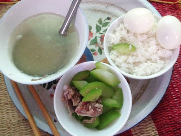 Chị chồng bỏ việc nhà đến chăm nom, nấu cơm cữ ngày 3 bữa bê tận miệng, mẹ trẻ vẫn chê ỏng chê eo