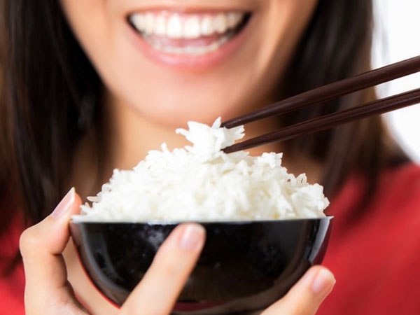 Cơm mỗi ngày ai cũng ăn nhưng hầu hết đều mắc phải những lỗi gây tổn hại sức khỏe này