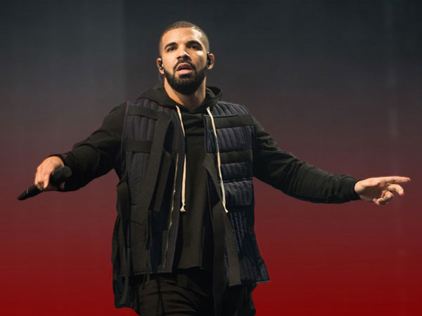 Drake nổi giận khi nhìn thấy khán giả nam sờ ngực một cô gái