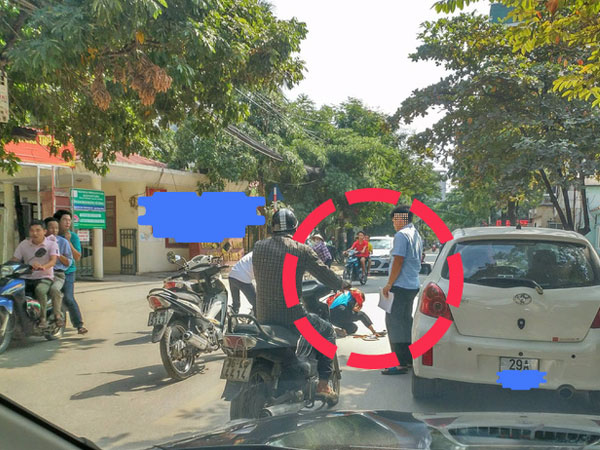 Hà Nội: Mở cửa xe khiến một học sinh tai nạn, tài xế chỉ đứng nhìn rồi bỏ đi