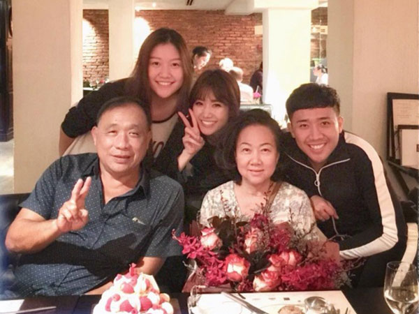 Hari Won bất ngờ tổ chức sinh nhật muộn cho mẹ chồng