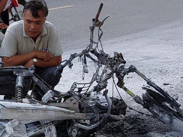 Một phụ nữ suýt thành 'ngọn đuốc' khi xe máy cháy trơ khung