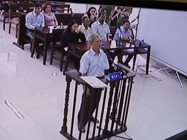 Nguyễn Khắc Thuỷ kêu khó thở trước phiên xử dâm ô