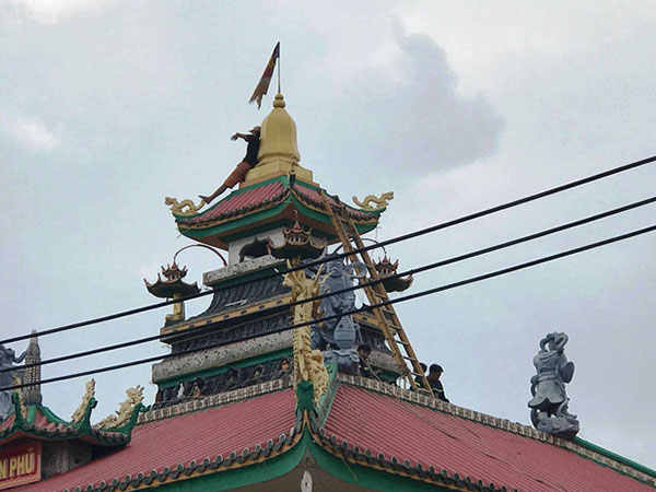 Thanh niên 'quậy' trên nóc chùa dương tính với ma túy