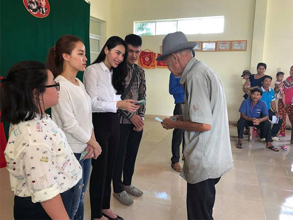 Thủy Tiên - Công Vinh mang nửa tỷ đồng tới Phú Yên hỗ trợ bà con vùng bão lũ