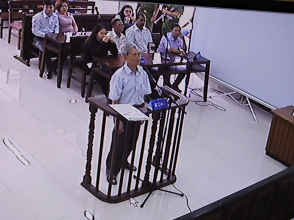 Video: Chủ tọa đọc quyết định đưa vụ án ra xét xử Nguyễn Khắc Thủy