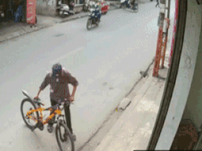Video: Cụ ông run rẩy nhưng ăn trộm xe đạp nhanh như cắt trên phố Hà Nội
