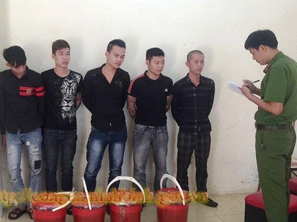 Bắt giữ 5 thanh niên xăm trổ mang dầu luyn pha mắm tôm đi… đòi nợ