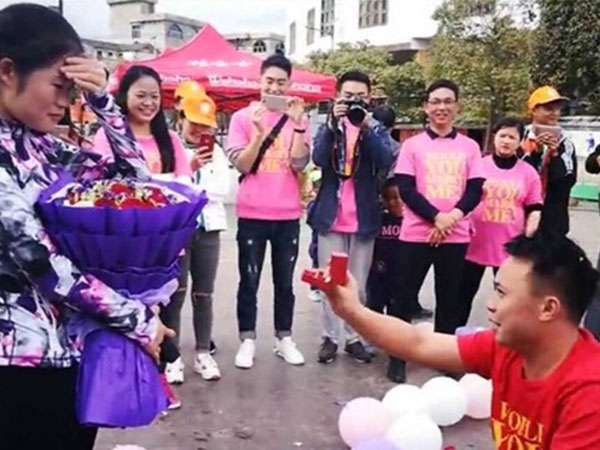 Chuẩn bị màn cầu hôn hoành tráng, chàng trai méo mặt vì bạn gái "mù đường"