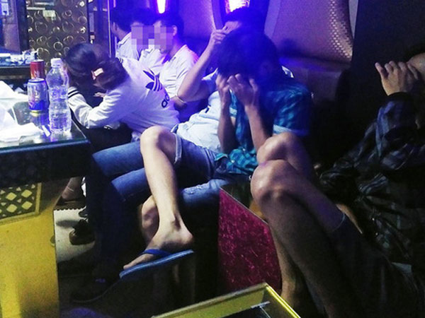 7 cô gái sử dụng ma túy trong phòng hát bật nhạc lớn