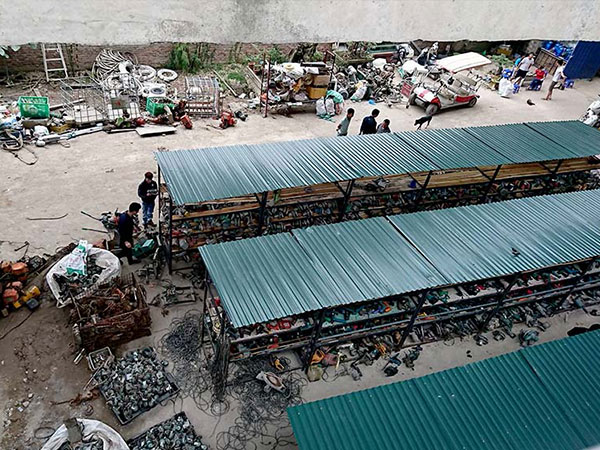 'Siêu thị' cơ khí ngang nhiên chui gầm cầu Thăng Long