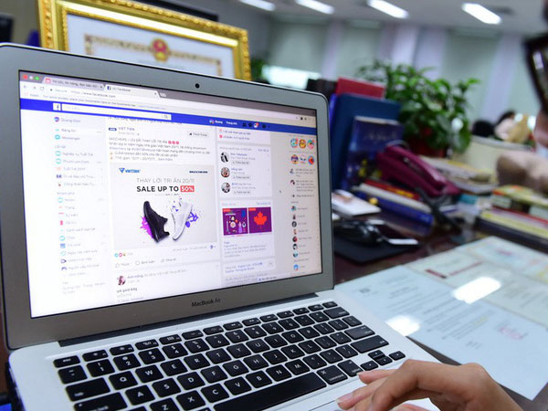 Sửa luật để thu thuế Google, Facebook?