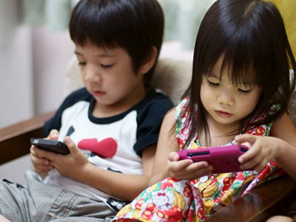 Cách đơn giản để lấy điện thoại khỏi tay con đang chơi mà trẻ không "nổi trận lôi đình"
