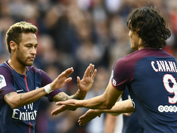 Cavani chủ động nhường quyền đá penalty ở PSG cho Neymar