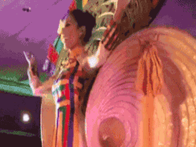 Nguyễn Thị Loan tự tin trình diễn trong phần thi Trang phục dân tộc tại Miss Universe