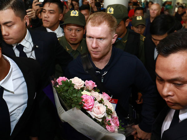 Giggs và Scholes bị bủa vây khi đến Hà Nội