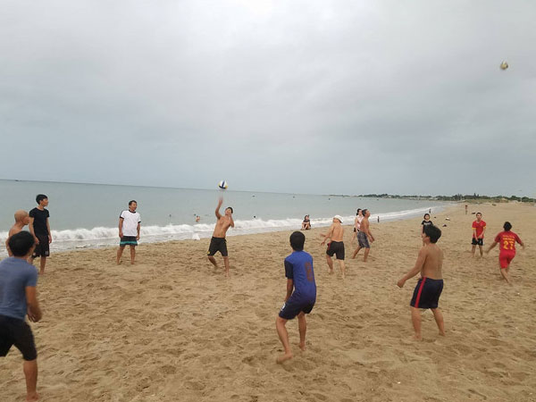Người dân Ninh Thuận tắm biển trước khi áp thấp nhiệt đới vào bờ