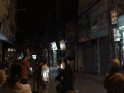Nửa đêm, xế hộp lấy đà ủi nát cửa nhà hàng xóm