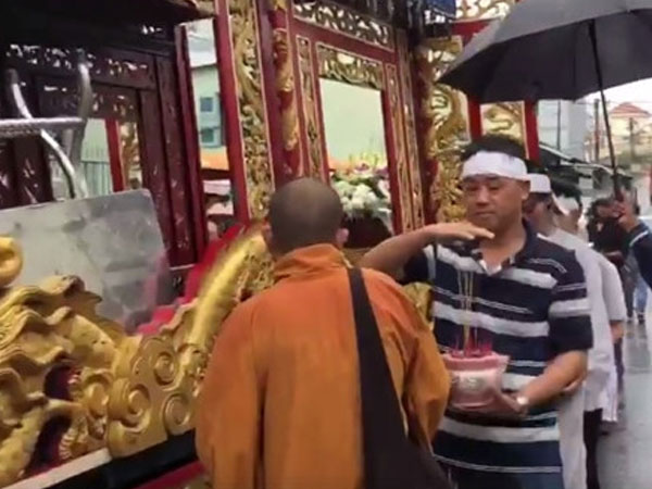 Phút cuối tiễn biệt diễn viên Nguyễn Hoàng trong ngày mưa bão
