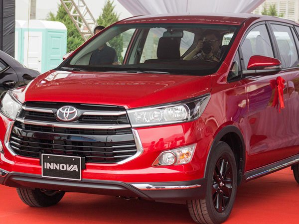 Toyota Innova Venturer mới giá 855 triệu tại Việt Nam